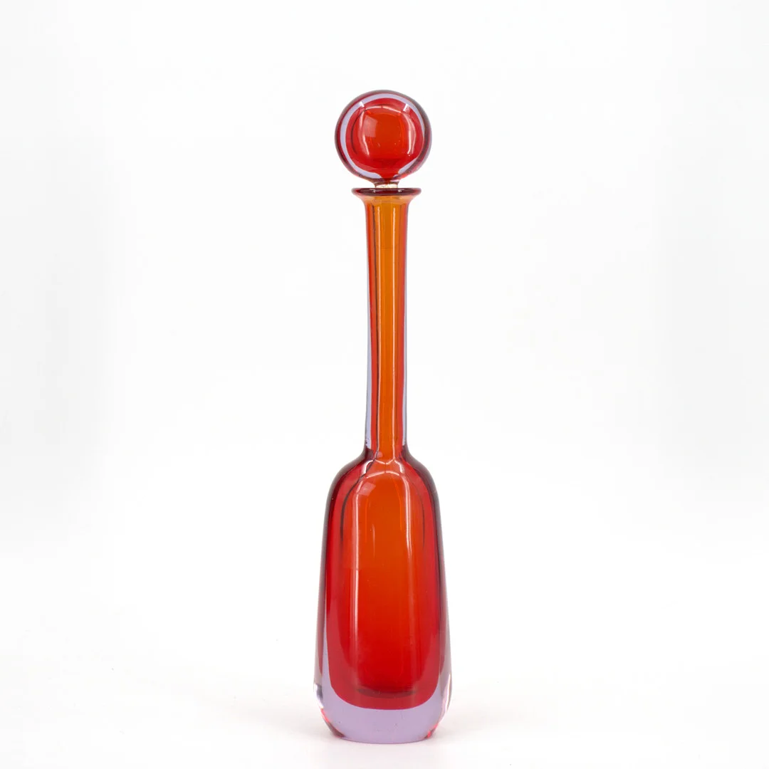 KARAFF med PROPP, rödtonat glas med botten av klarglas, etikettmärkt, Illums Bolighus, Danmark. — Art glass — Höganäs Auktionsverk