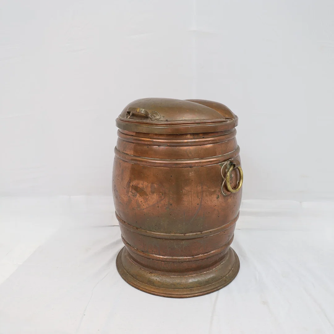 VATTENTUNNA, koppar, 1800-1900-tal, detaljer i mässing, Stämplad CB. — Pewter, Brass & Copper — Falun Auktionsbyrå