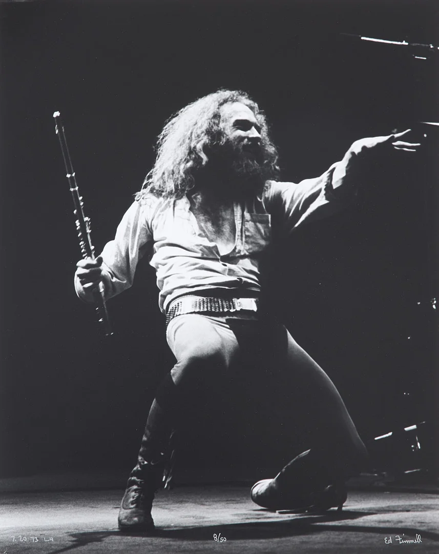 ED FINNELL (USA/SVERIGE, FÖDD 1956). Ian Anderson, Jethro Tull, "A Passion Play Tour", Los Angeles, 20 Juli 1973, signerat Ed Finnell, numrerat 8/50, analogt (darkroom made) silvergelatin fotografi, ilford multigrade v rc-papper. — Photography — Stockholms Auktionsverk Sickla
