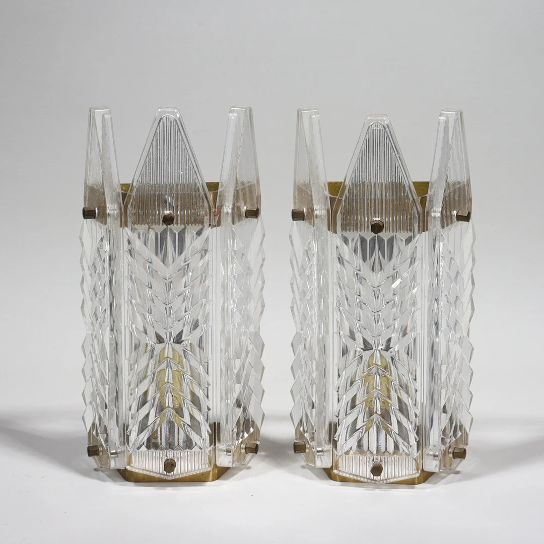 VÄGGLAMPOR, glas och mässing, trolige Carl Fagerlund, Orrefors, 1950-tal, 1 par. — Wall Lights — Markus Auktioner
