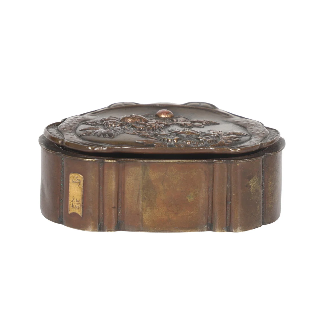 A JAPANESE BRONZE AND MIXED METAL SNUFF BOX, MEIJI PERIOD. — Bronzes — Bishop & Miller