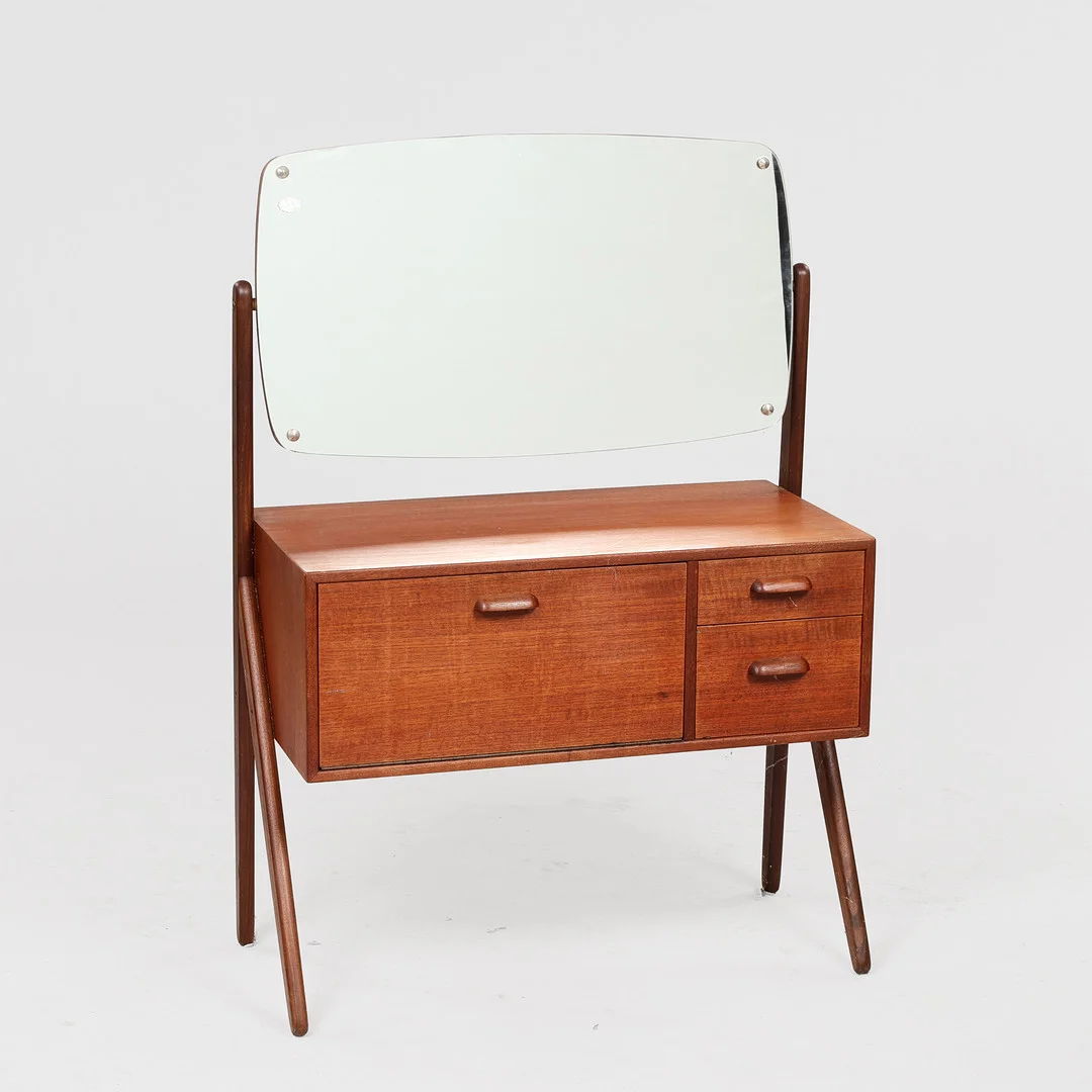Sminkebord, teak, Ølholm Møbelfabrik, Danmark, 1950-60'erne. — Other — Palsgaard Kunstauktioner