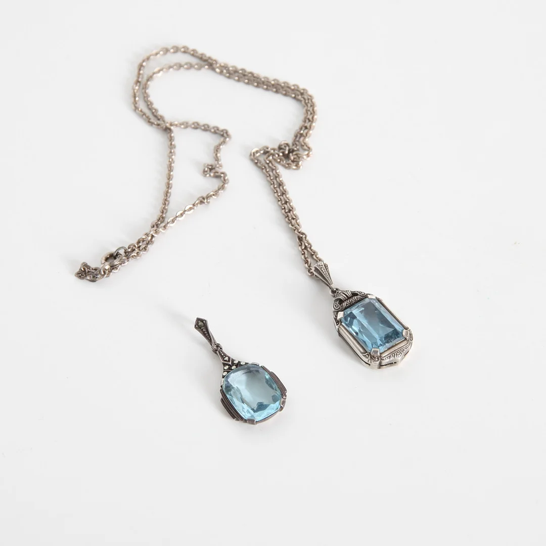 HALSKEDJA MED HÄNGEN, 3 delar, silver, markasiter och ljusblå stenar, 1900-tal. — Necklace — Auktionsverket Engelholm