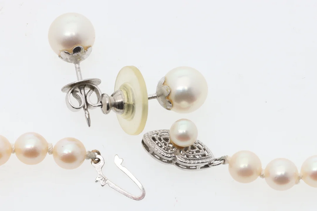 COLLIER & ÖRHÄNGEN, odlade pärlor, knäppe i 14K vitguld. — Jewellery Suites — Ekenbergs Auktioner