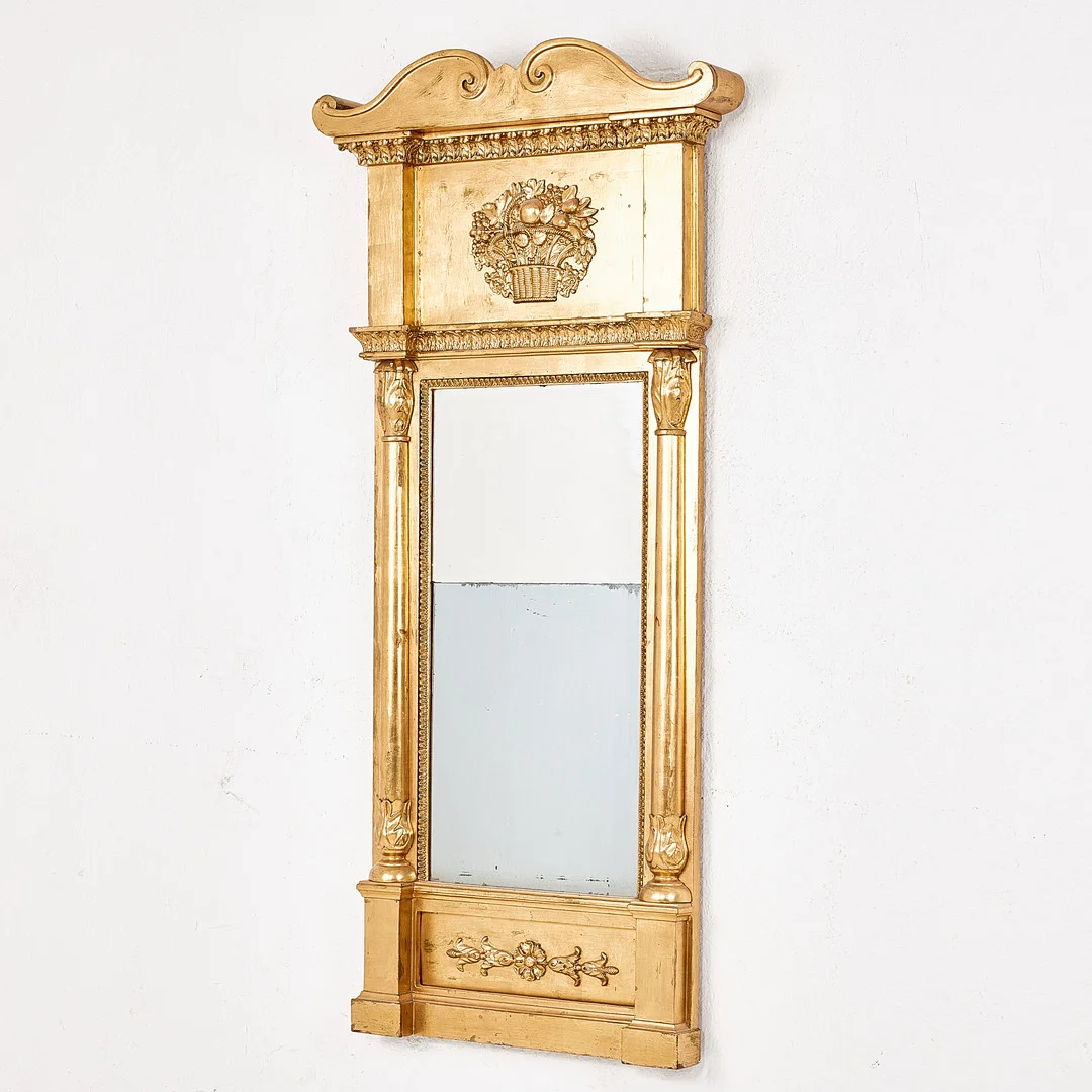 SPEGEL, 1800-talets första hälft, Karl Johan, förgylld, delvis skuren dekor. — Mirrors — Stockholms Auktionsverk Magasin 5