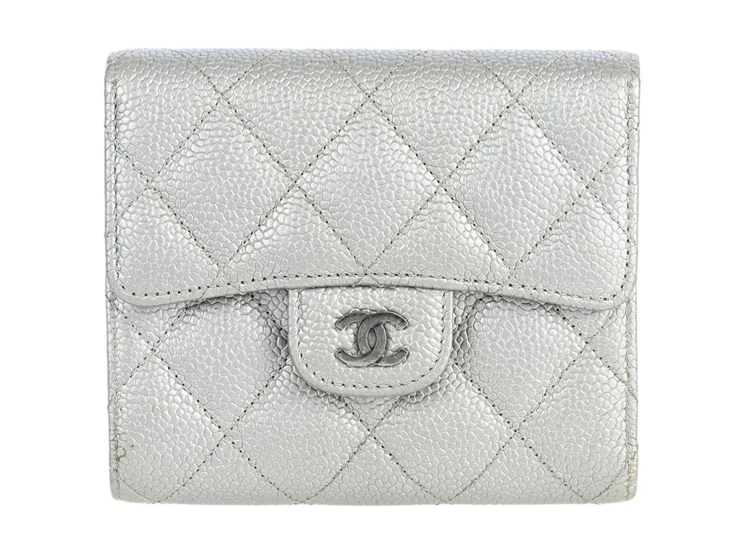 CHANEL, PLÅNBOK, Matelasse Wallet, silver quiltat kaviarläder, silverfärgade beslag, 12x10x1,5 cm, mynt, sedlar, kontokort, hologrammärkt 23577797, år 2017, originalkvitto från 2017, cert, care booklet, dustbag, originalkartong. Good Condition. — Accessoarer/Plånböcker — Kaplans
