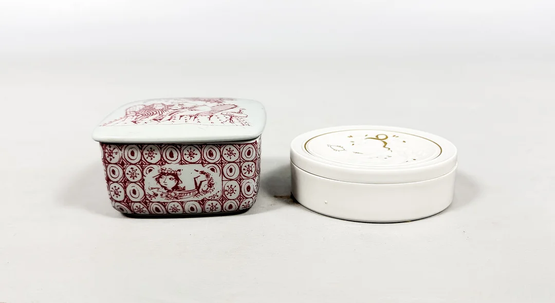 BJÖRN WIINBLAD. LOCKASKAR, 2 st, porslin, Nymolle Danmark samt Rosenthal. — European — Auktionshuset STO Bohuslän