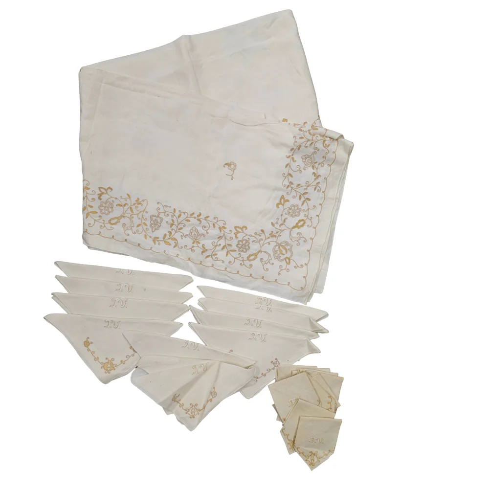 MANTELERIA EN HILO CON BORDADO FLORAL. 11 SERVILLETAS. — Textiles — Barcelona Auctions