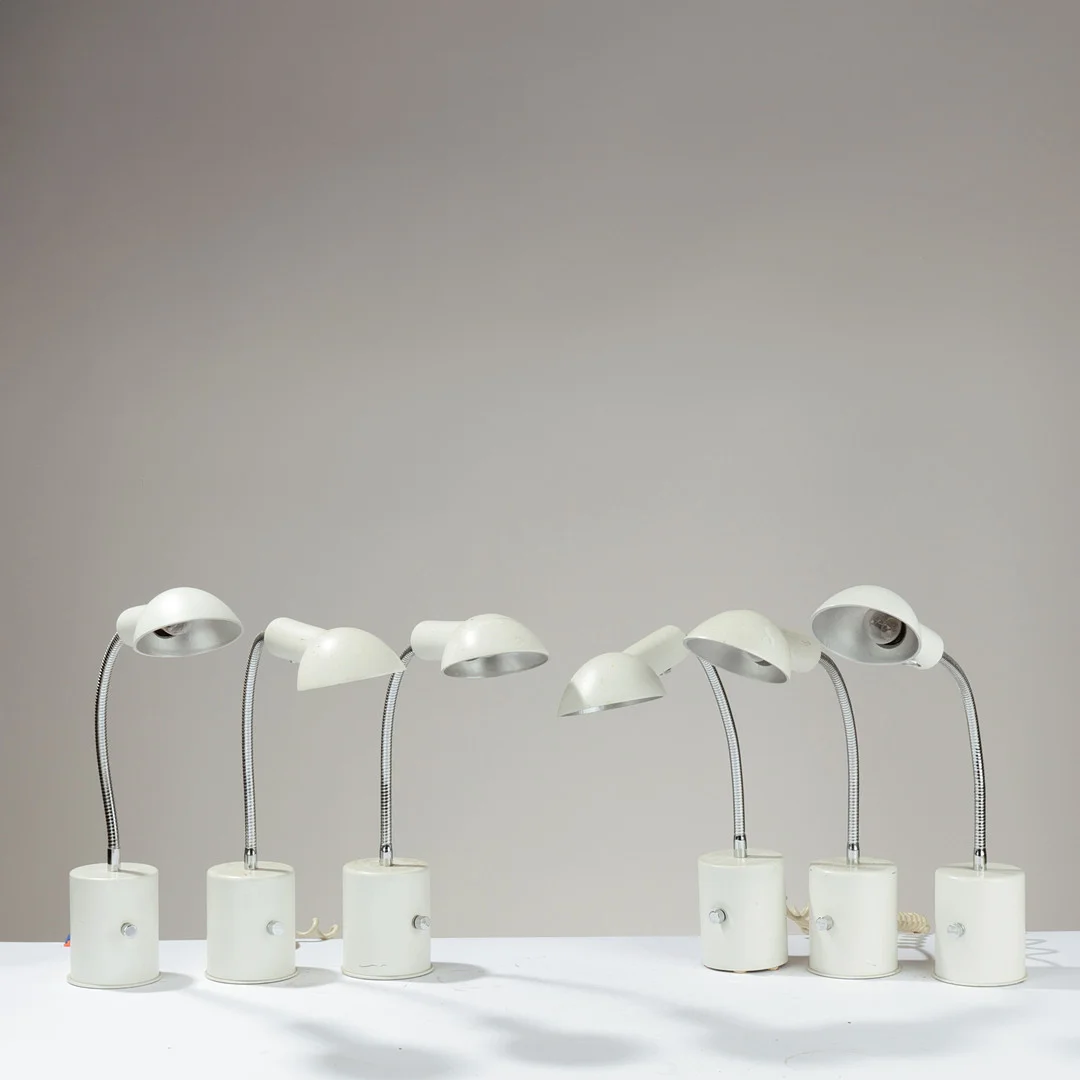 ASGER BAY CHRISTENSEN. Seks bordlamper af hvidlakeret metal med flexarm, Asger BC Lys, Danmark, 1900-tallets anden halvdel, (6). — Table Lamps — Palsgaard Kunstauktioner