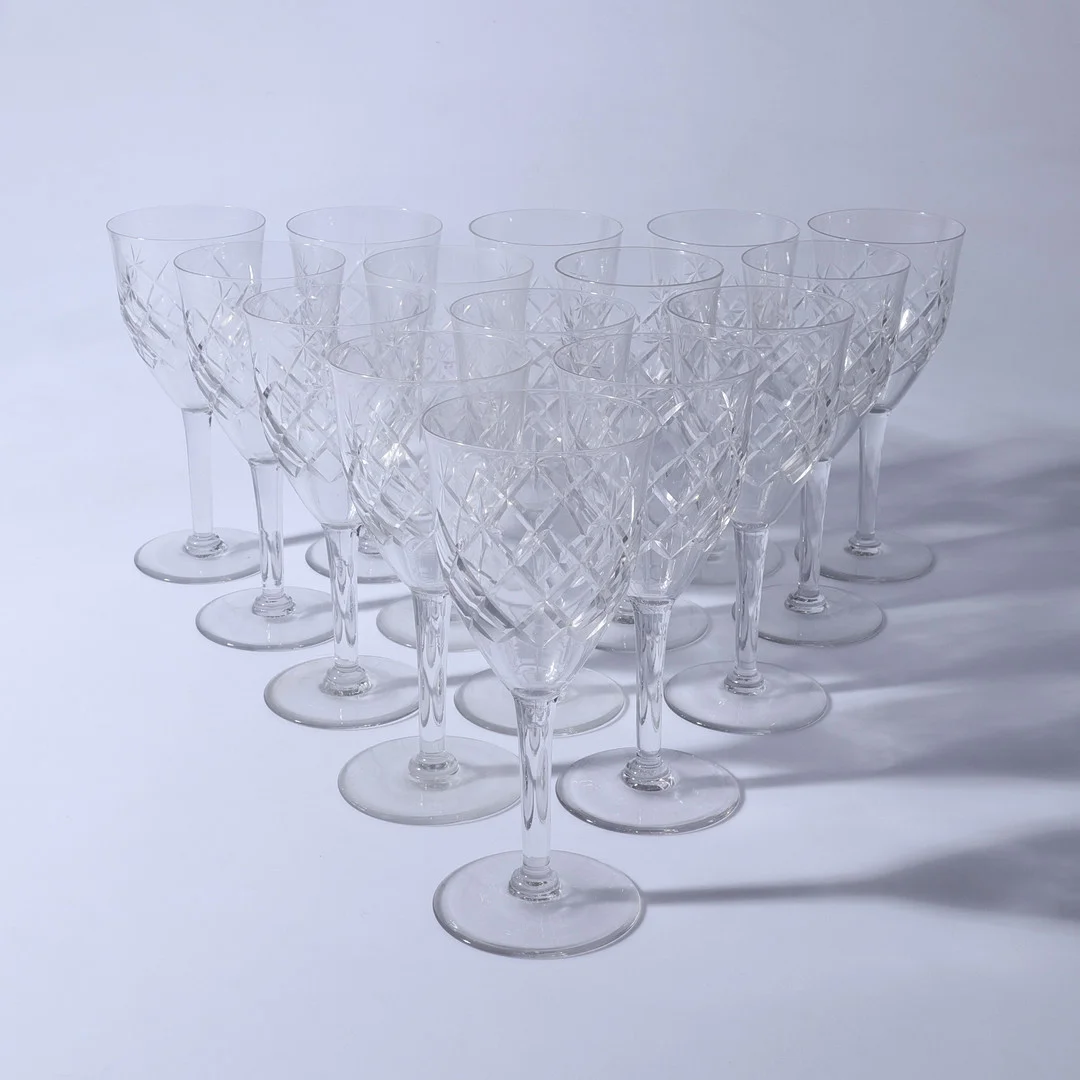 VINGLAS, 15 st, snarlika, slipad dekor, 1900-tal. — Tableware — Gomér & Andersson Linköping