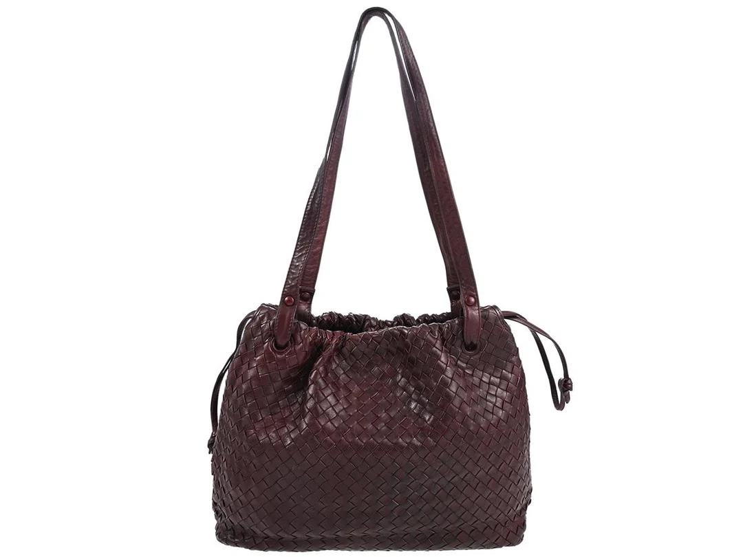 VÄSKA, BOTTEGA VENETA, Hobo Bag, vinrött intrecciato läder, guldfärgade beslag, 31,5x25x7 cm, dustbag. — Accessoarer/Väskor — Kaplans