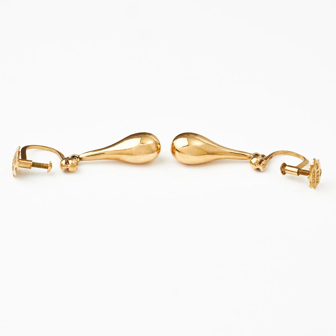 ÖRHÄNGEN, 1 par, 18 k guld, droppformade, Ernst Forssell Guldsmedsaffär, Falkenberg, skruvsystem. — Earrings — Stockholms Auktionsverk Magasin 5