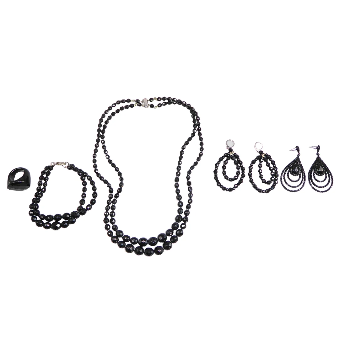 KONVOLUT AUS SCHWARZEM MODESCHMUCK MIT FACETTIERTEN PERLEN, 5-TEILIG. — Jewellery — Auktionshaus Stuber's Hammerschlag