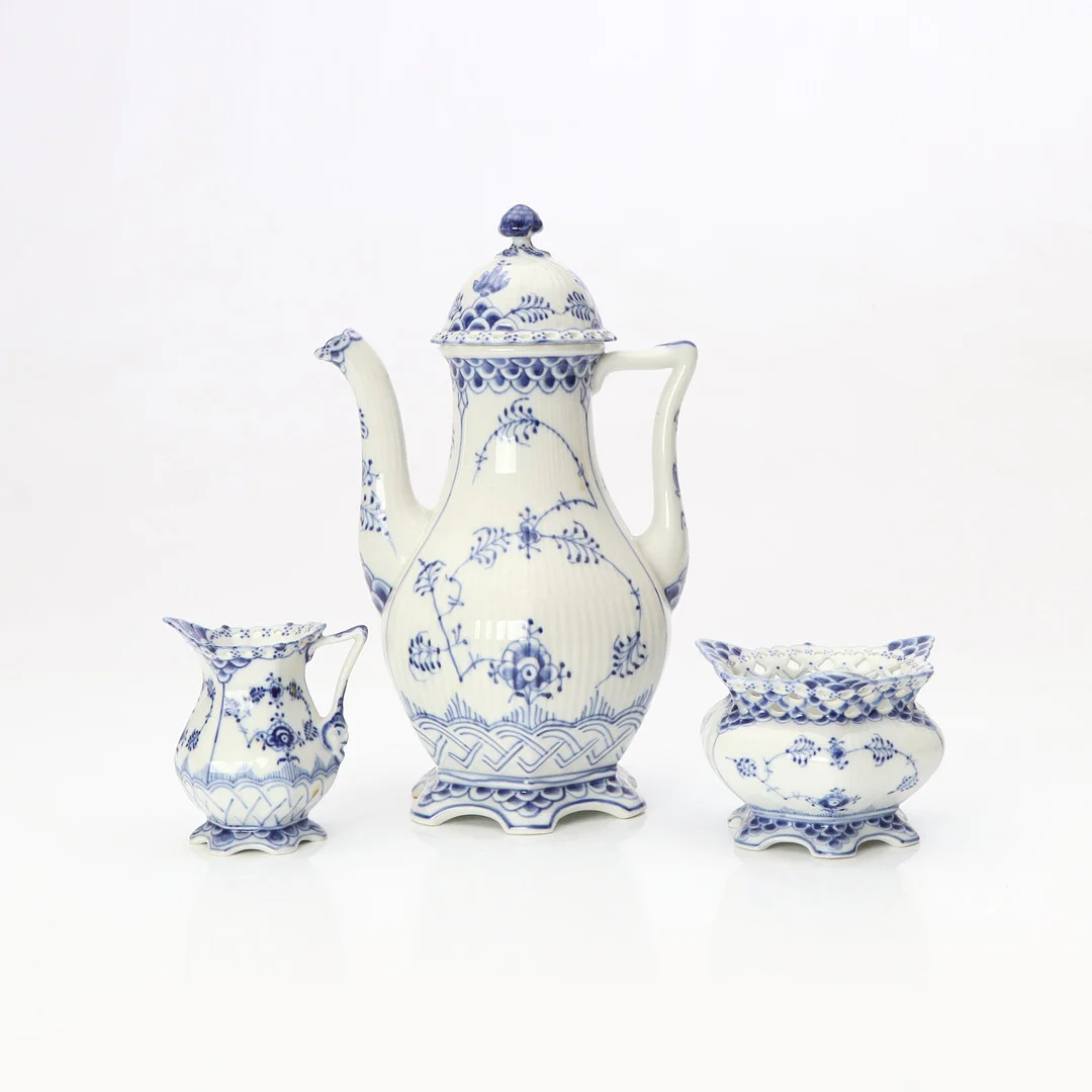 MUSSELMALET, KAFFESET, TRE DELAR. Porslin. Royal Copenhagen, helblond. — Tableware — Skånes Auktionsverk