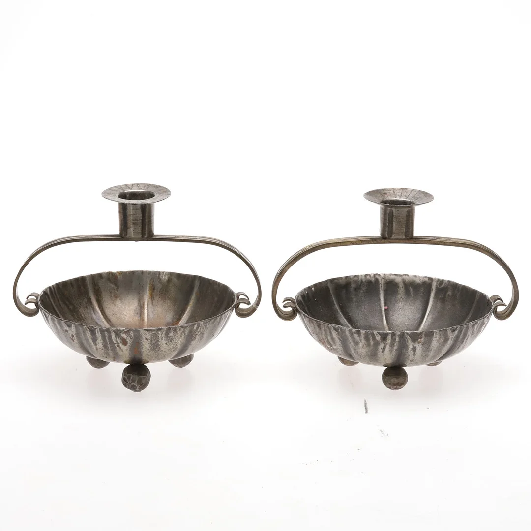 LJUSSTAKAR, 2 st, metall. — Candlesticks — Örebro Stadsauktioner