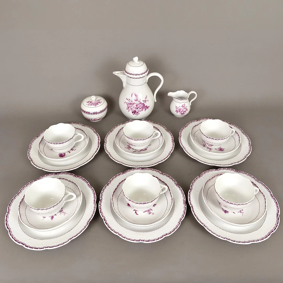 KAFFEESERVICE mit Purpurmalerei für 6 Personen - MEISSEN, 20. Jh. — European — Auktionshaus Blank
