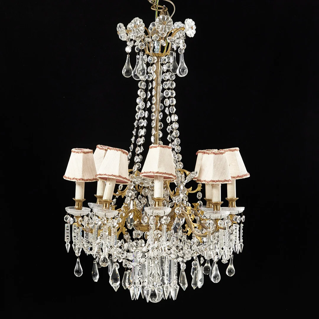 LJUSKRONA, oscariansk, 1800-talets andra hälft, behängd med olikslipade prismor, ljusmanschetter i glas, 8 st elektrifierade ljuspunkter. — Chandeliers — Stockholms Auktionsverk Magasin 5