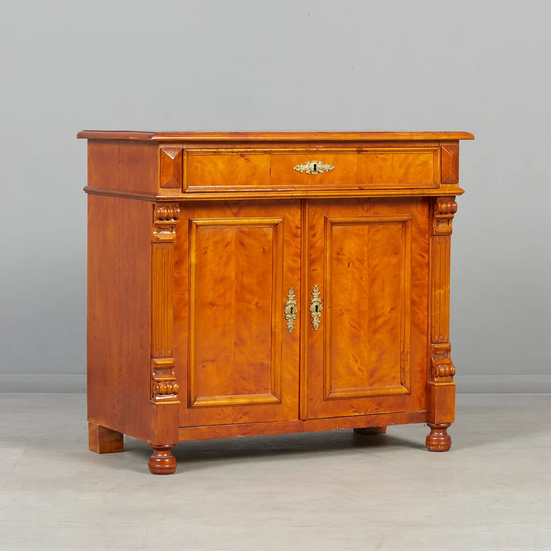 GRÜNDERZEIT Anrichte / Kommode, Massivholz, Kirschbaum, 19. Jahrhundert. — Chests of drawers — Stockholms Auktionsverk Köln