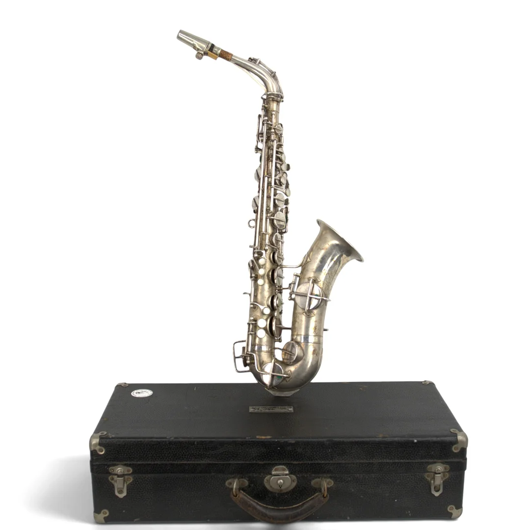 ALTSAXOFON, graverad Martin, handcrafted, Elkhart Indiana, lackerad mässing, i väska, USA 1920-30 tal. — Musical instruments — Höganäs Auktionsverk