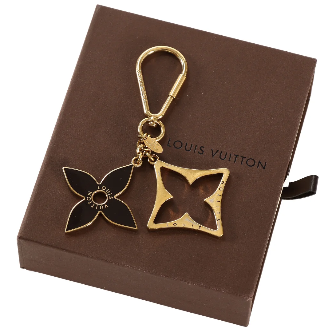 Louis Vuitton. 'Puzzle' key ring with charm in LV box. — Clothing, shoes and accessories/Accessories — Lauritz