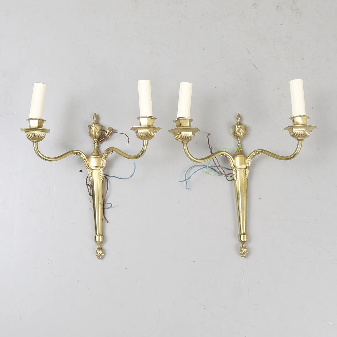VÄGGAPPILQUER, 2 stycken, mässing, 1900-tal. — Wall Lights — RA Auktionsverket Norrköping
