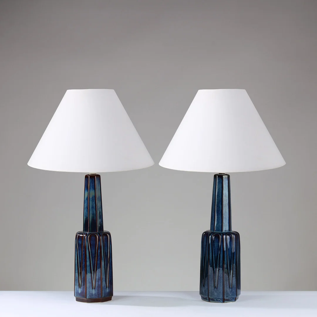 SØHOLM: Et par høje bordlamper af stentøj glaseret i blå og brune nuancer, modelnr. 1033, Bornholm, Danmark, 1950/60'erne, (2). — Table Lamps — Palsgaard Kunstauktioner