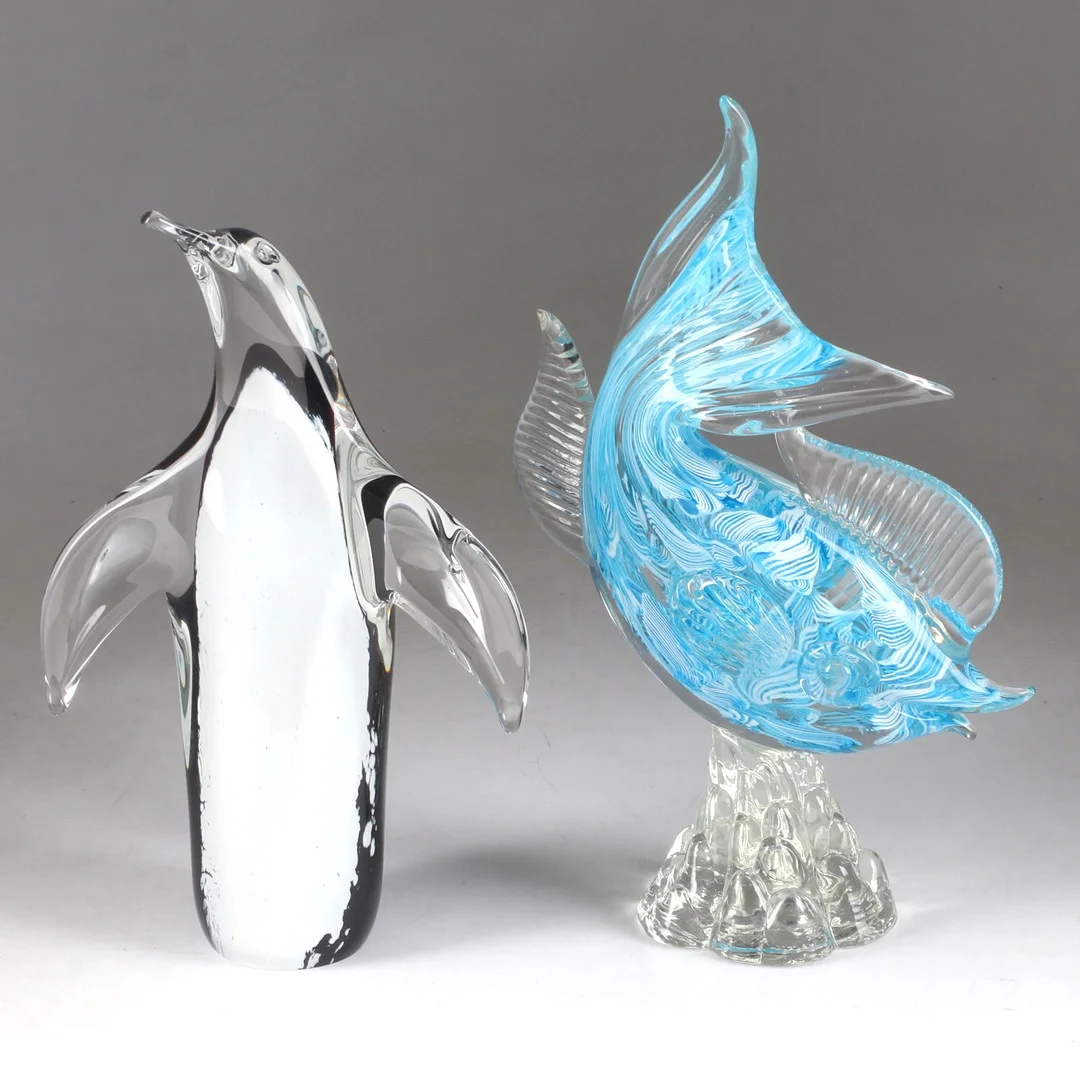 FIGURINER, 2 st, glas, Fisk och Pingvin, 1900-talets andra hälft. — Art glass — Stadsauktion Sundsvall