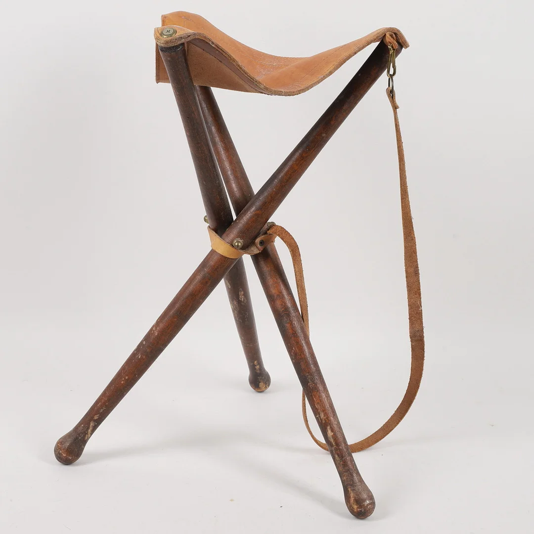 JAKTSTOL med skinnsits, tre ben, 1900-tal. — Armchairs & Chairs — Ekenbergs Auktioner