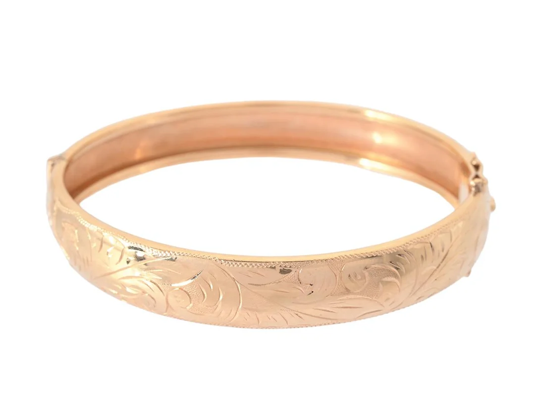 ARMRING, 18K guld, mönstrat, bredd ca 1 cm, ytterdiameter 6,5 cm, säkerhetsåttor, saknas säkerhetskedja, vikt ca 17,8 g. — Smycken/Armring — Kaplans