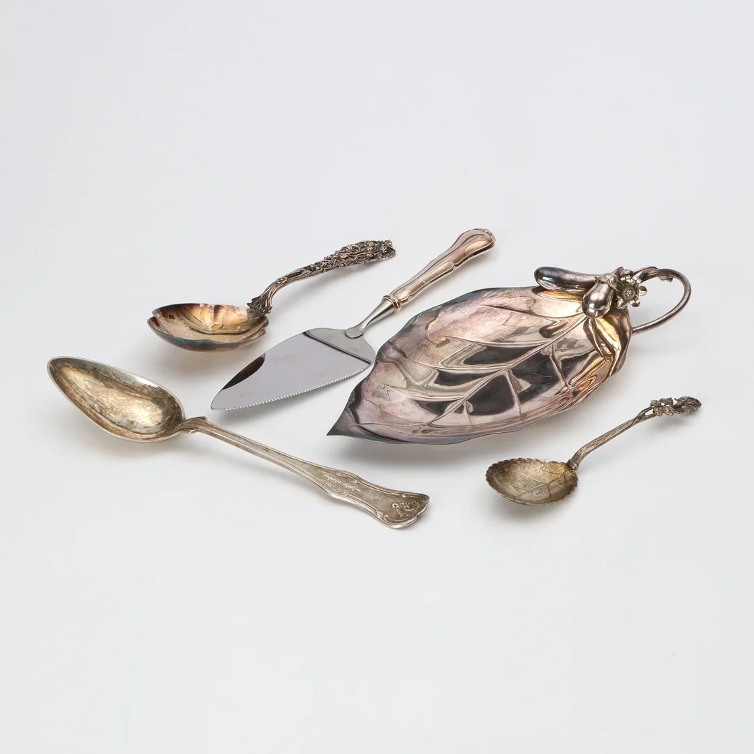 FAT SAMT FYRA BESTICK. Silver. 1900-tal. Vikt exklsuive tårtspaden ca 315 gram. — Silver — Skånes Auktionsverk
