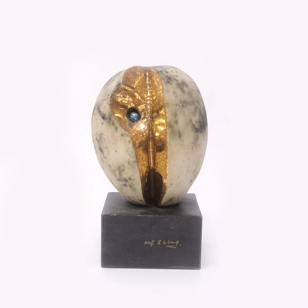 ALF EKBERG. SKULPTUR I FORM AV EN FRUKT. — Sculptures & Bronzes — Björnssons Auktionskammare