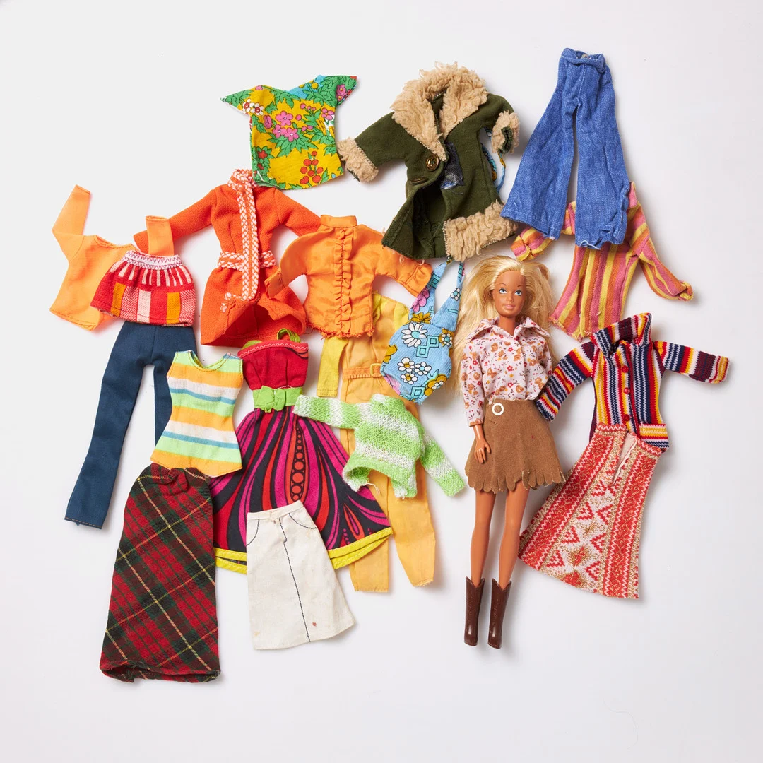 MATTEL, Barbie "Malibu Barbie", med kläder och accessoarer, samt katalog, väska i original, 1970-tal. — Dolls & Teddybears — Stockholms Auktionsverk Sickla
