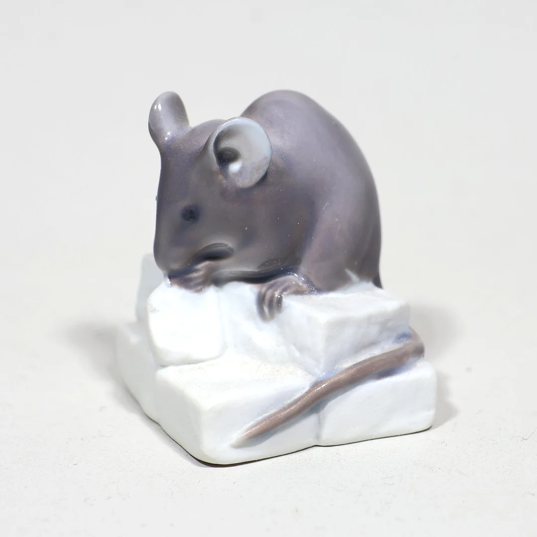 ERIK NIELSEN. för Royal Copenhagen, figurin #510, mus på sockerbitar, Danmark. — European — Markus Auktioner