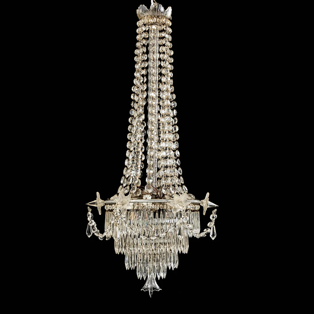 TAKARMATUR, oscariansk, skelskifte 1900, stomme av metall, delvis klädd med glas, behängd med prismor. — Chandeliers — Stockholms Auktionsverk Magasin 5