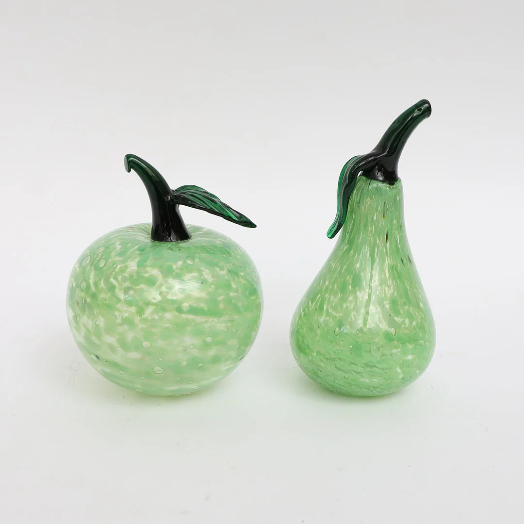 KONSTGLAS, 2 delar, äpple samt päron. — Art glass — Falun Auktionsbyrå