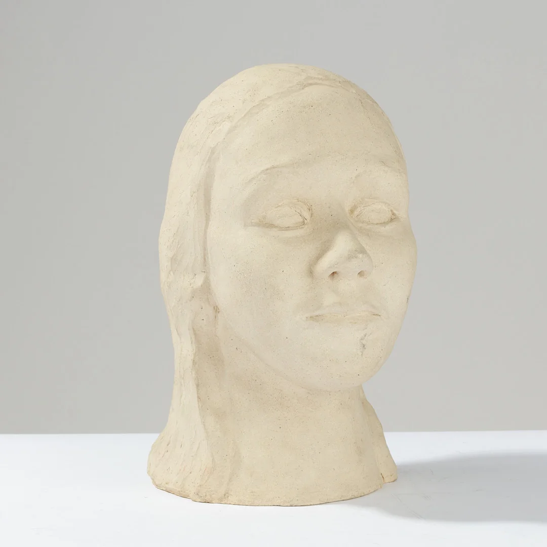 Keramisk buste af kvinde med ulykkeligt ansigtsudtryk. — Sculptures & Bronzes — Palsgaard Kunstauktioner