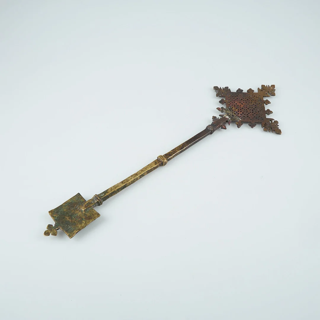 PEKARE/KORS, Etiopien, koptiskt kulturområde, mässing. — Pewter, Brass & Copper — Stockholms Auktionsverk Helsinki
