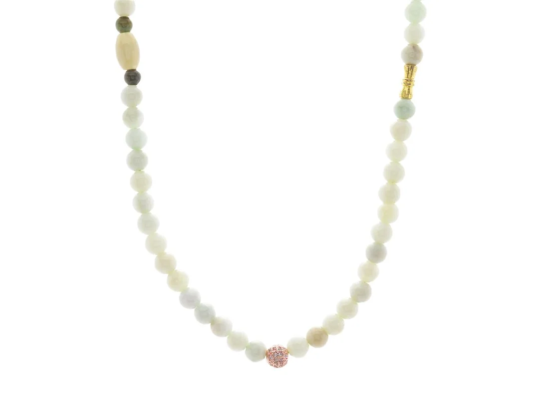 COLLIER, kulor av jade, gulmetall, vita stenar, elastiskt band, kulornas bredd ca 7,5 mm, längd 54 cm, vikt ca 51 g. — Smycken/Collier — Kaplans