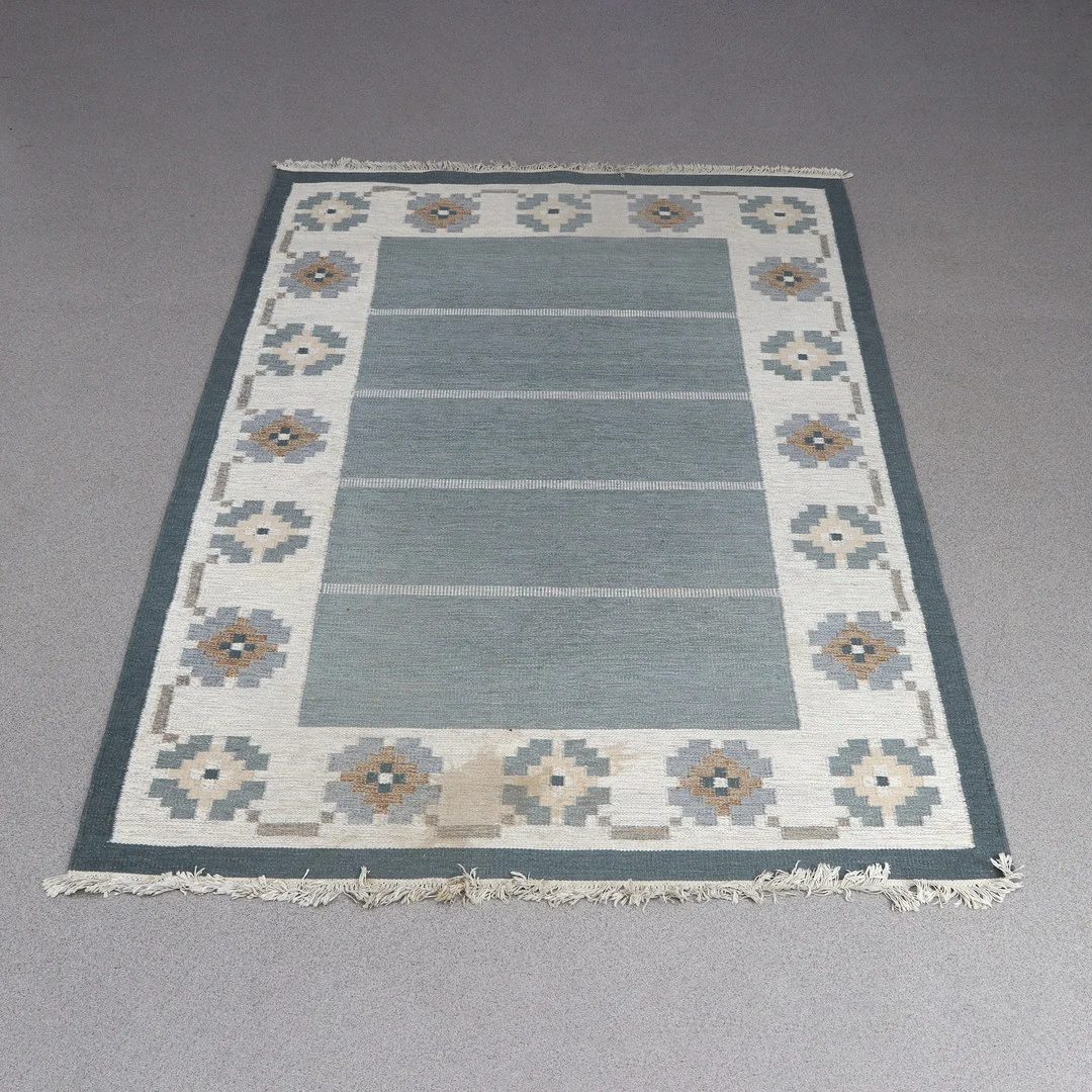 MATTA, RÖLLAKAN. Ull på bomullsvarp. — European Carpets & Textiles — Skånes Auktionsverk