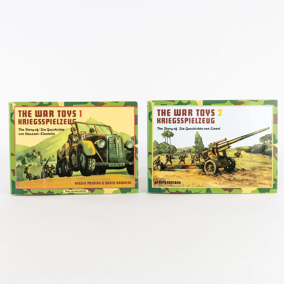 BÖCKER OM LEKSAKER. 2 st, "The War Toys/Kriegsspielzeug", Fontana/Polaine & Hawkins. — Books — Karljohan Auktioner
