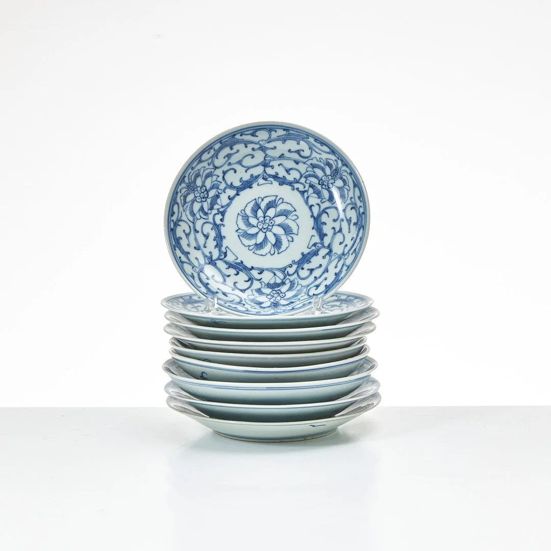 ASSIETTER, 9 st., snarlika, porslin, Kina, 18- och 1900-tal, dekor av lotusblommor och växtslingor i underglasyrblått, samtliga med sigillmärke. — Ceramics & Porcelain — Stockholms Auktionsverk Magasin 5