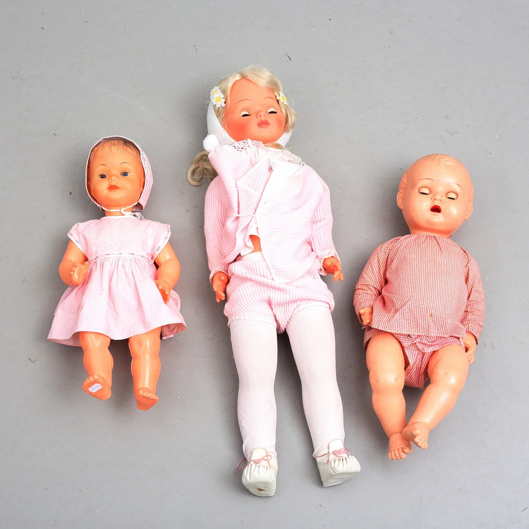 DOCKOR, 3 st, plast/ celluloid, 1900-tal. — Toys — Auktionshuset Thelin & Johansson
