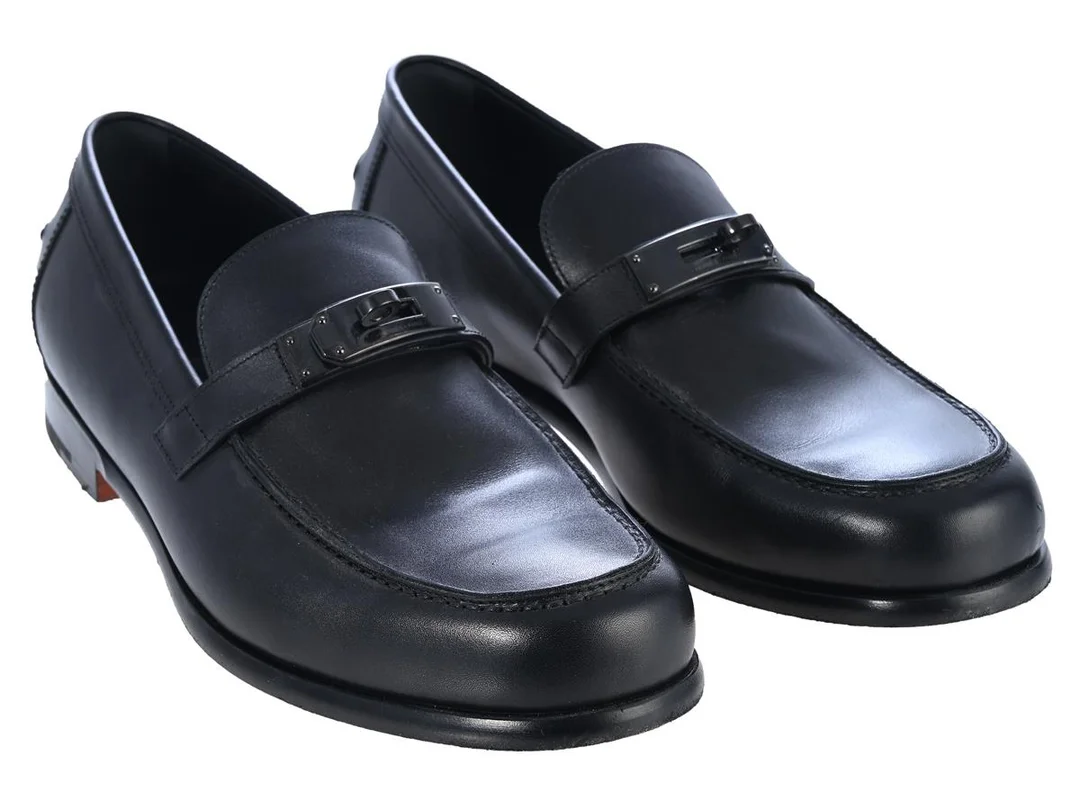 HERMÈS, SKOR, Destin Loafers, svart läder, svartfärgade beslag, klack 2,5 cm, stl 43, originalkartong, plast kvar på beslag, slitage på sula. Good Condition. — Kläder/Skor — Kaplans