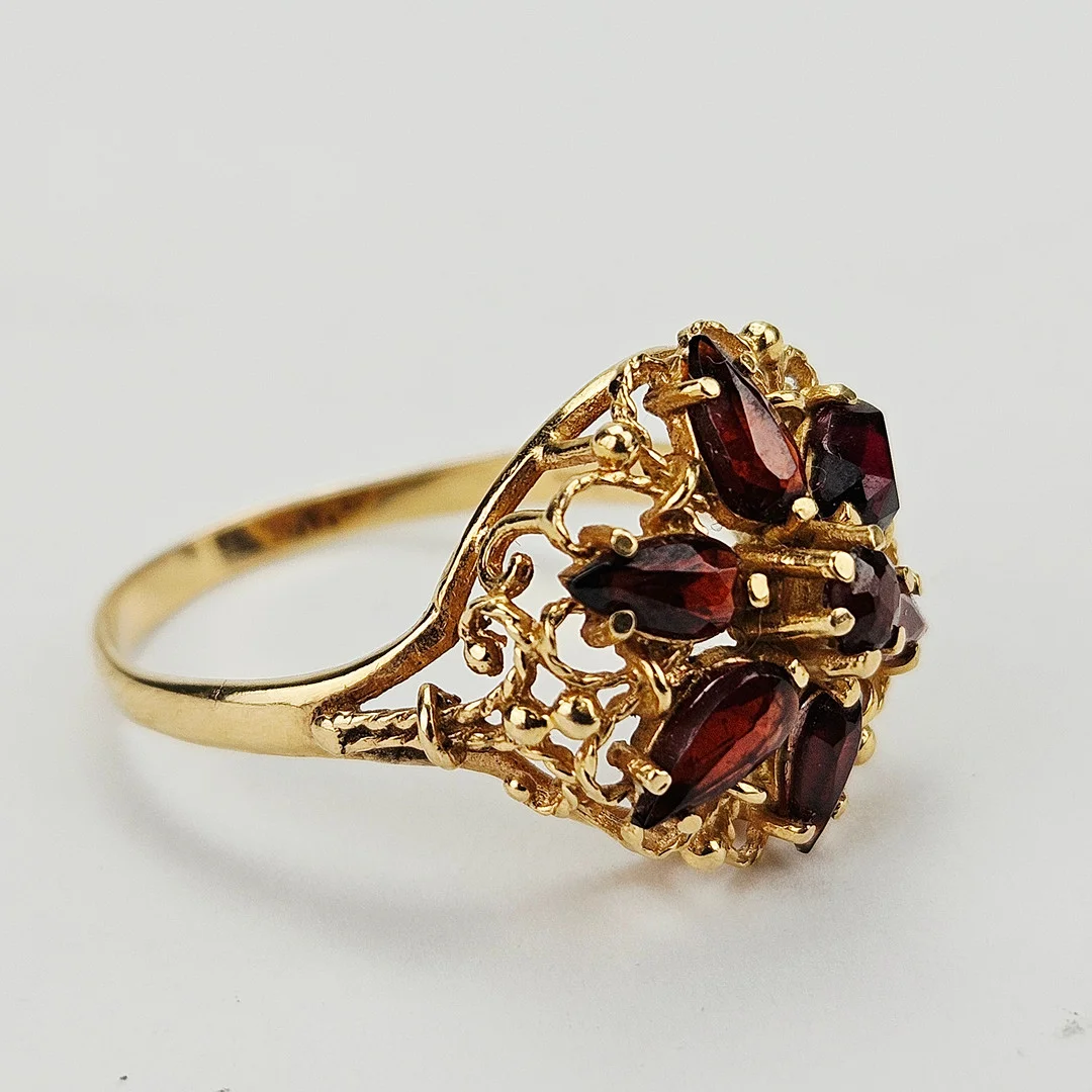 RING, guld, 18K, med slipade stenar, total vikt ca. 4 gram. — Rings — Auktionshuset Thörner & Ek