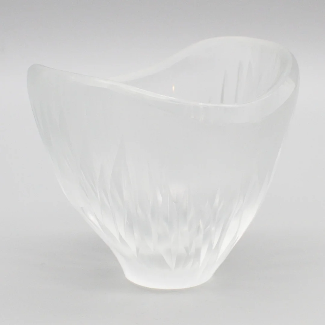 HANNS & RAINER MODEL. SCHALE, TRANSPARENTES GLAS, SCHLIFF- UND BATTUTO-DEKOR, DEUTSCHLAND (STUTTGART), UM 1960ER JAHRE. — Art glass — Kunst- und Auktionshaus Kleinhenz