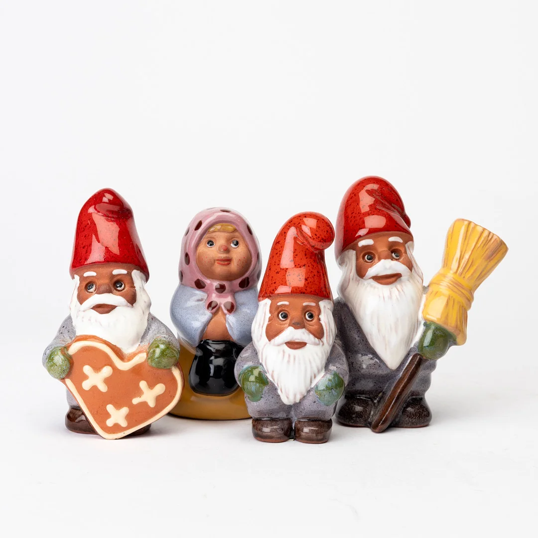 ROLF BERG. Figuriner, 4 st, glaserad keramik, Tomtar, 3 st samt Flicka med påse, etikettmärkta, Torshälla. — European — Auktionshuset Kolonn