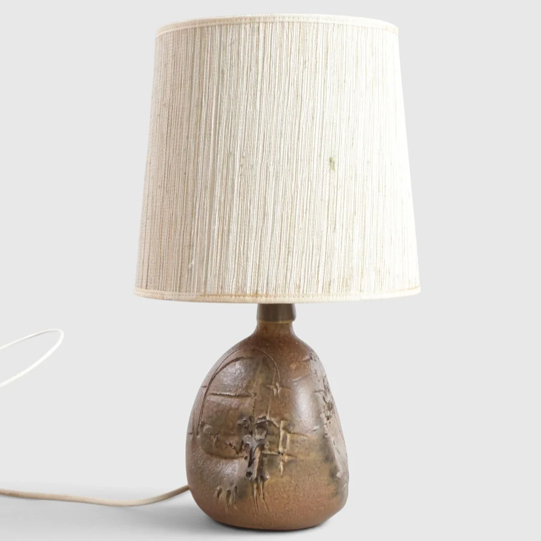 Bordlampe af glaseret lertøj, montering af messing, signeret monogram i bunden. Danmark, 1960-70'erne. — Table Lamps — Woxholt Auktionshus