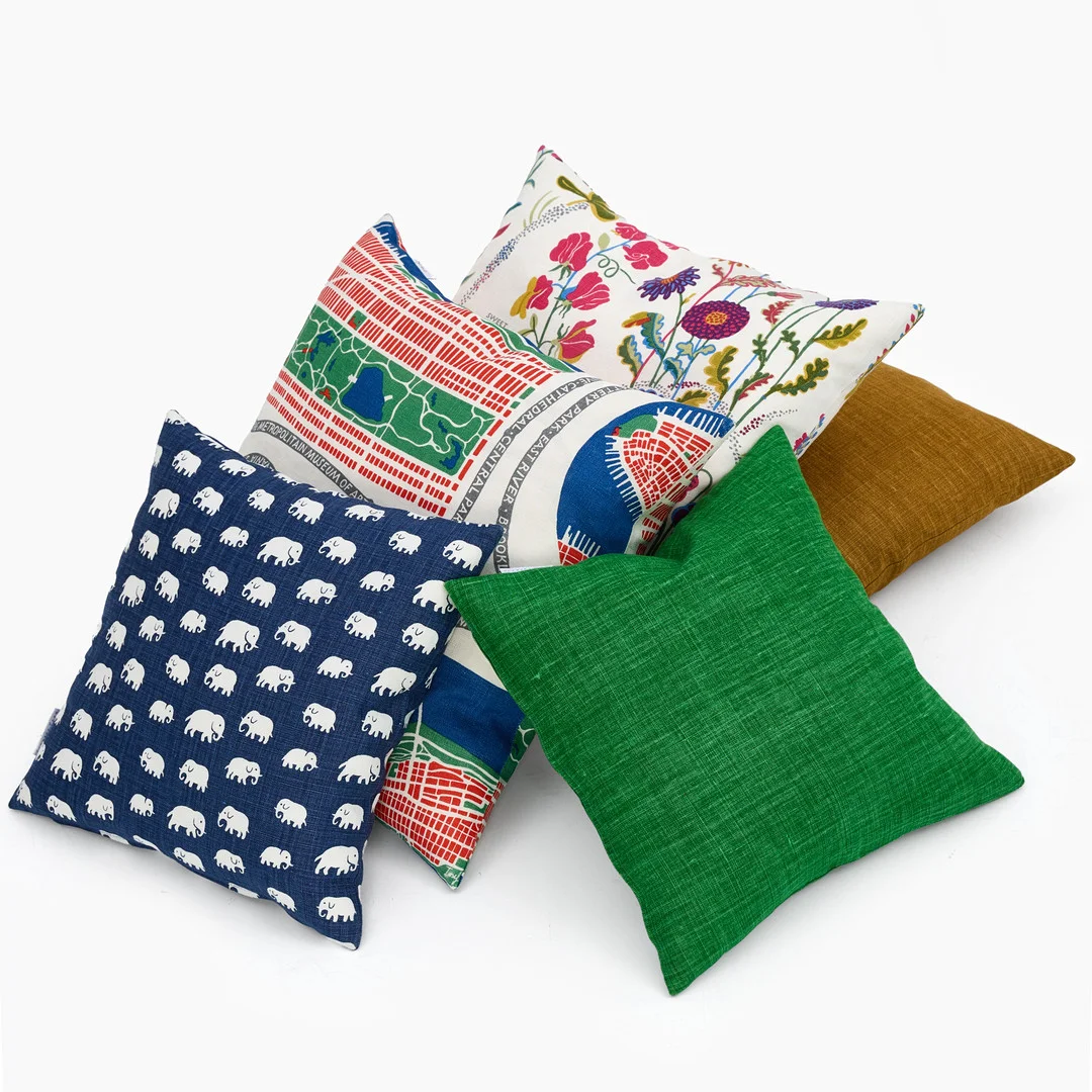 ESTRID ERICSSON & JOSEF FRANK. KUDDAR, 5 st, Firma Svenskt tenn, 2000-tal. — Textiles — Crafoord Auktioner Stockholm