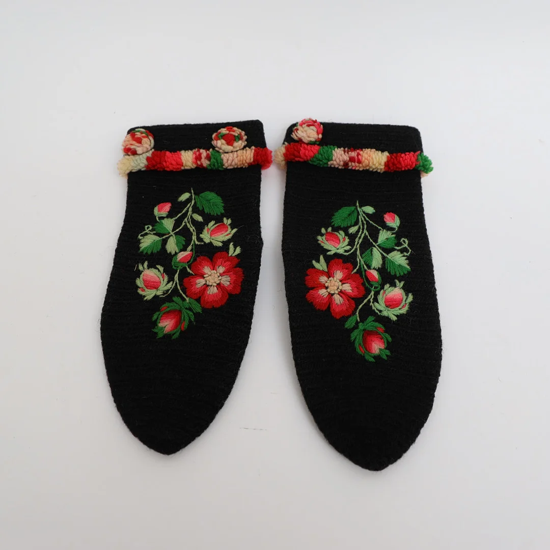 DRÄKTHANDSKAR, med broderad dekor. — Vintage & Designer Fashion — Falun Auktionsbyrå