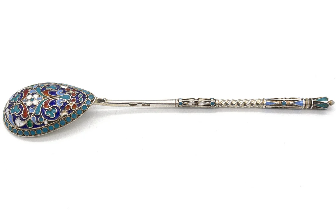 ANTIKER RUSSISCHER 875 SILBER/84 ZOLOTNIKI CLOISONNÉ, LÖFFEL, MOSKAU, SPÄTES 19. JAHRHUNDERT. — Silver — Kunst- und Auktionshaus Kleinhenz